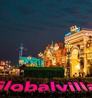 a city lit up at night with the words hoglashula