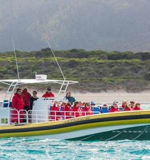 eine Gruppe von Menschen auf einem Boot im Wasser