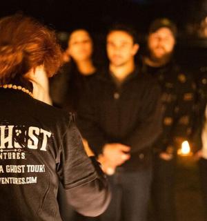 skupina lidí stojících pohromadě v davu