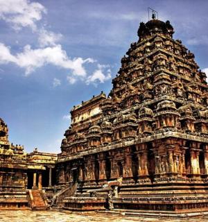 一座以天空为背景的大型石头建筑