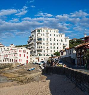 eine Gruppe von Gebäuden an einem Strand neben einem Fluss