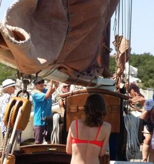 กลุ่มคนบนเรือในน้ำ