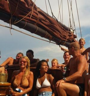 un gruppo di persone sedute su una barca