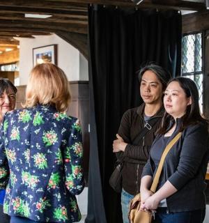 一群人站在房间里