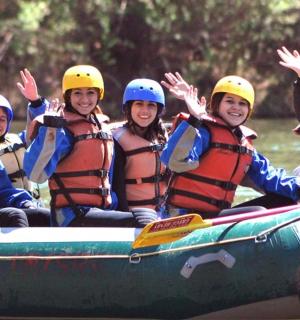 skupina ljudi na splavu na reki