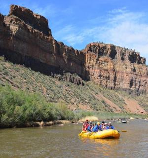 grupp inimesi, kes sõidavad parvega mööda jõge alla
