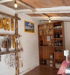 una stanza con le scarpe appese al muro