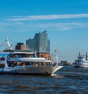 zwei Boote auf dem Wasser mit Gebäuden im Hintergrund