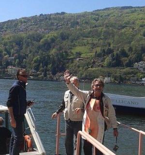 skupina lidí na lodi ve vodě