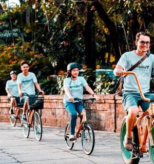 一群人在人行道上骑自行车