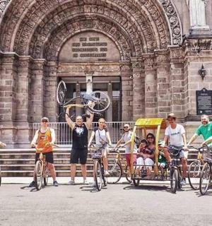 一群人骑着自行车在一栋建筑前