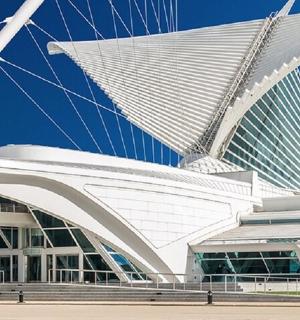 一座带桥的建筑的景色