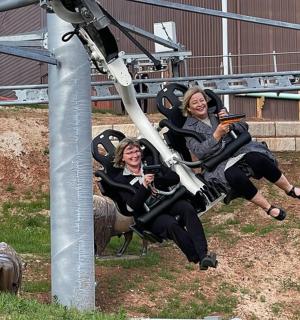 三个穿着蝴蝶服装的人在过山车上