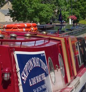 ein roter Zug mit einem Schild an der Seite