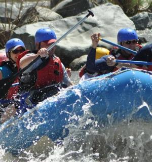 skupina ljudi na splavu v reki