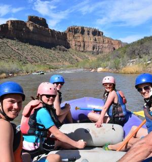 grupp inimesi jõel parvel