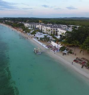 海滩鸟瞰图,水中有一艘船