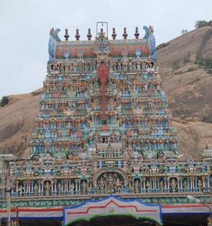 山前有一座塔楼的大楼