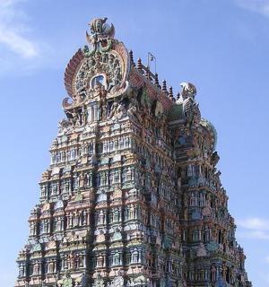 一座顶部有钟的大楼