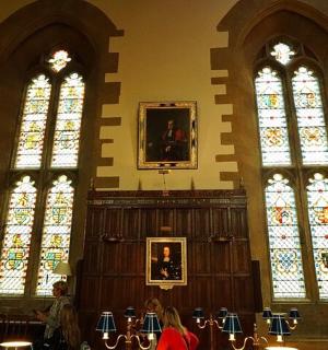 一座有三扇彩色玻璃窗和一座祭坛的教堂