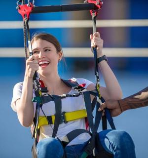 一个年轻女孩和一个男人在秋千上