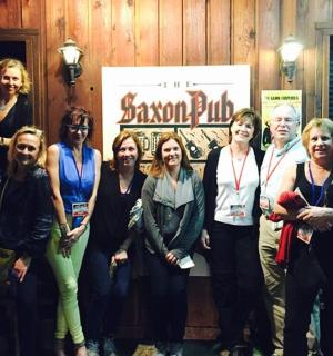 skupina lidí pózujících pro fotografii