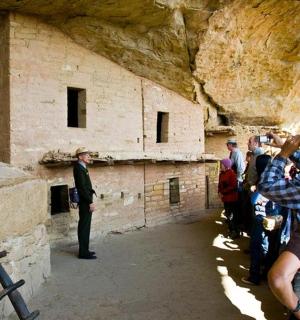 skupina lidí stojících před budovou