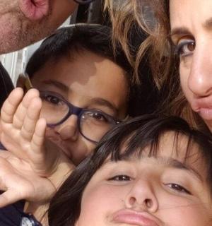 skupina lidí pózujících pro fotografii