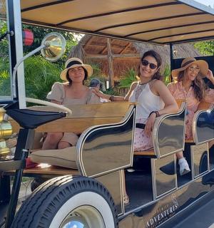 一群妇女乘坐高尔夫球车