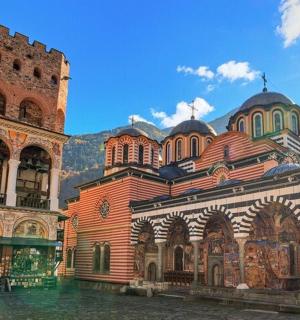 一座带有钟楼的大型砖砌建筑