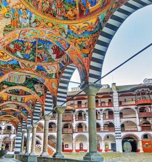 en stor bygning med et maleri på væggen