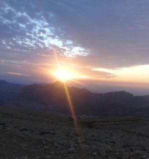 západ slunce v horách se zářícím sluncem