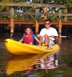 muž a žena ve žluté kánoi na vodě