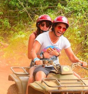 一名男子和一名女子骑着四轮摩托车