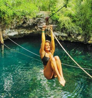 eine Frau ist an einem Seil im Wasser