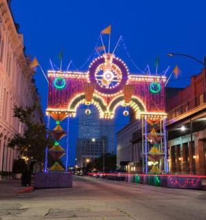 城市街道中央亮起的拱门