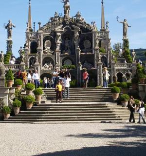 skupina lidí jdoucích po schodech do budovy