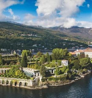 eine Insel inmitten eines Gewässers