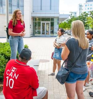 skupina lidí stojících před budovou
