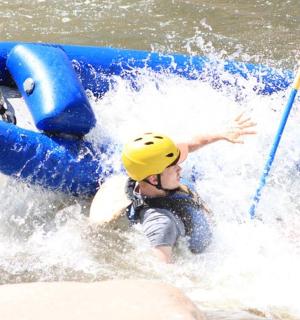 muž je na voru ve vodě