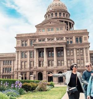 skupina lidí stojících před budovou