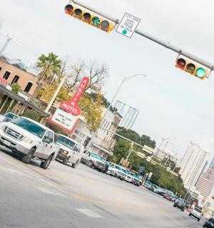 semafor s nákladními auty zaparkovanými na městské ulici