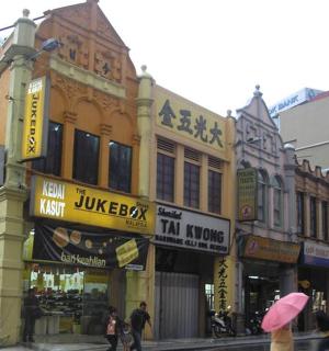 城市街道上的一组建筑，里面有人