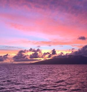 západ slunce nad vodní plochou s lodí