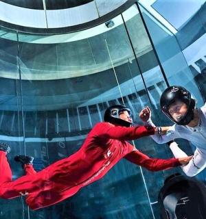 两个人在舞台上表演