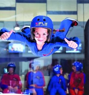 Mladá dívka předvádí trik ve vzduchu