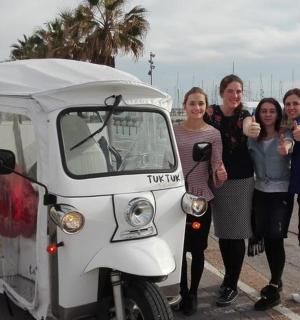 skupina lidí stojících vedle malého auta