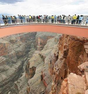 一群人站在峡谷上的一座桥上
