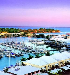 přístav s mnoha loděmi ve vodě