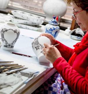 一位女士正在制作桌上的花瓶